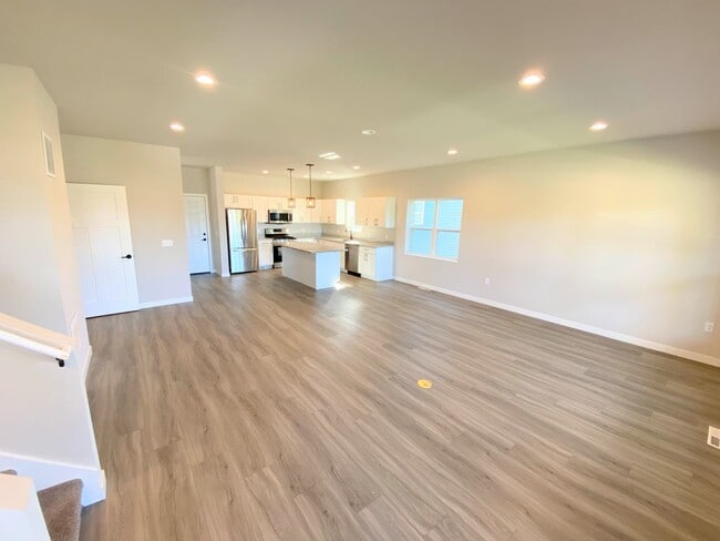 Building Photo - 4 bed, 3.5 Bath Single Family Home (Middle...