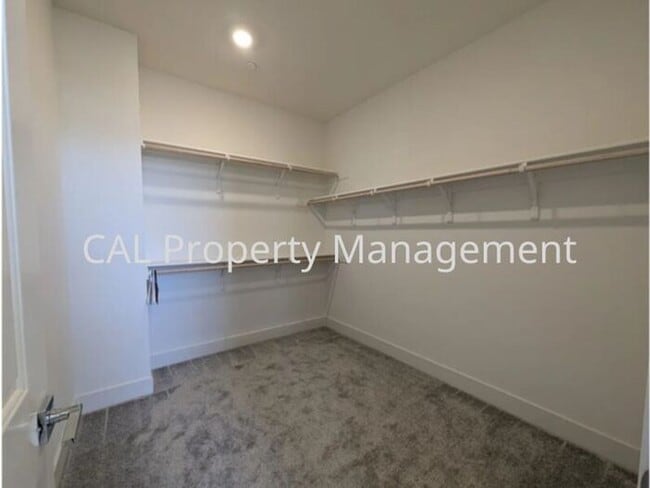 Building Photo - Beautiful 5 Bedroom Home in Hollister