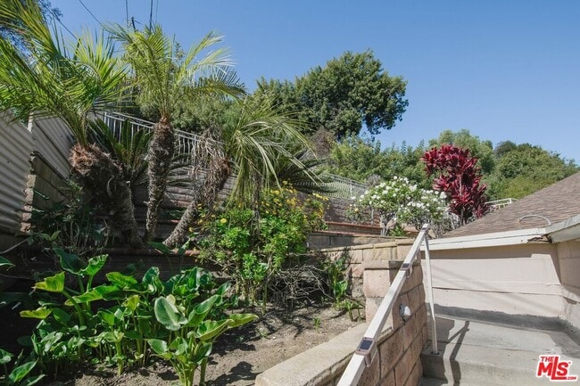 Building Photo - 5667 Heatherdale Dr