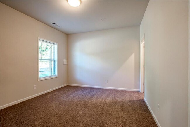 Building Photo - 1662 Mountain Top Ln SE