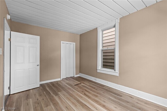 Building Photo - 118 Spring Ave