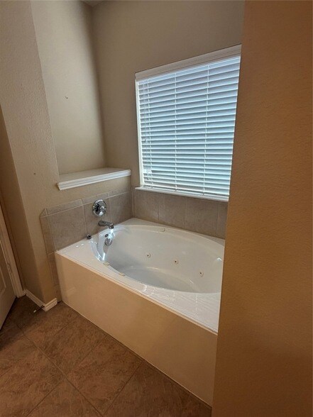 Building Photo - 11490 La Grange Dr