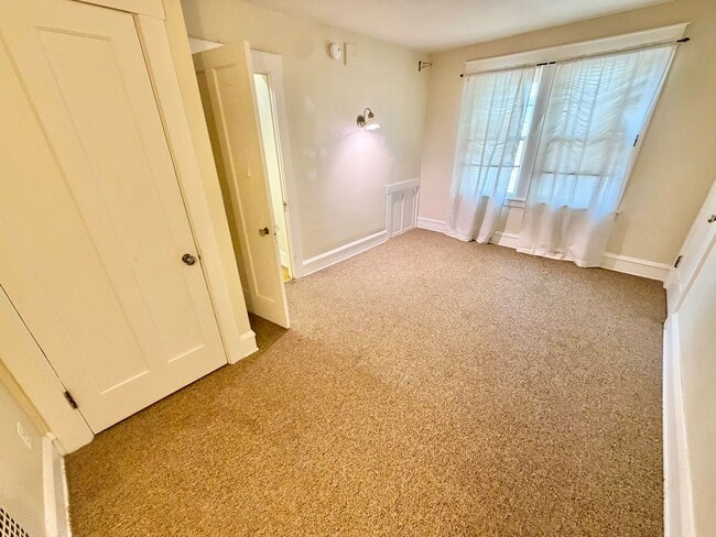 Building Photo - 3 Bedroom Apartment in Burlington VT Available NOW! OFF STREET PARKING, LAUNDRY, HEAT INCLUDED!