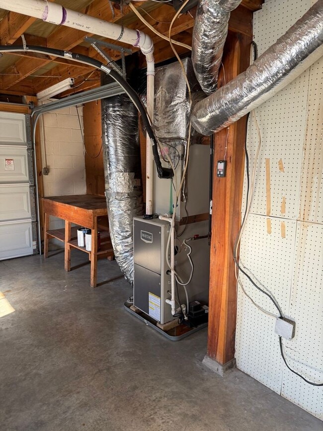 Building Photo - 4 bd 2 ba including a basement apartment in a great East Nashville location