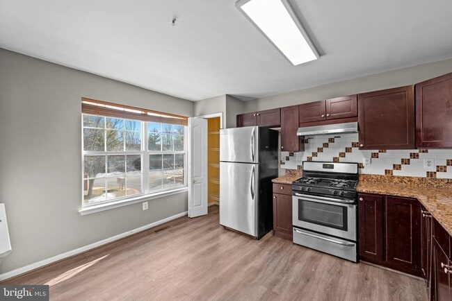 Building Photo - 8833 Hawthorne Ct