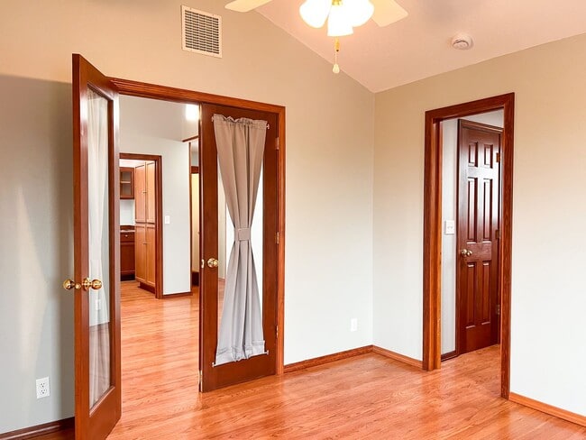 Building Photo - 4BD/2BA SUBURBAN HOME IN COBURG