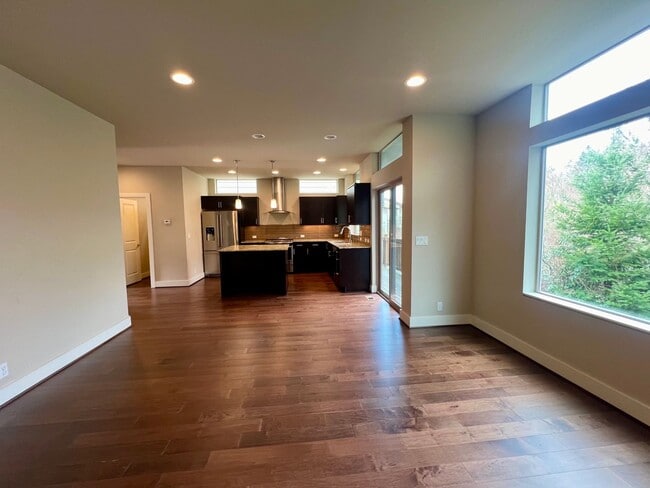 Building Photo - Newcastle Home