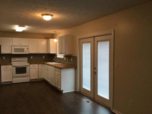 Building Photo - 105 Paddock Ln