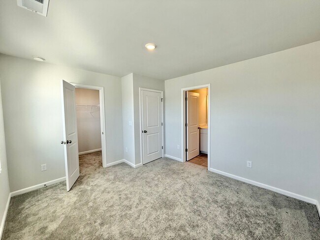 Building Photo - Gorgeous 3BD, 3.5BA Apex Townhome with 1-Car Garage in an HOA Community