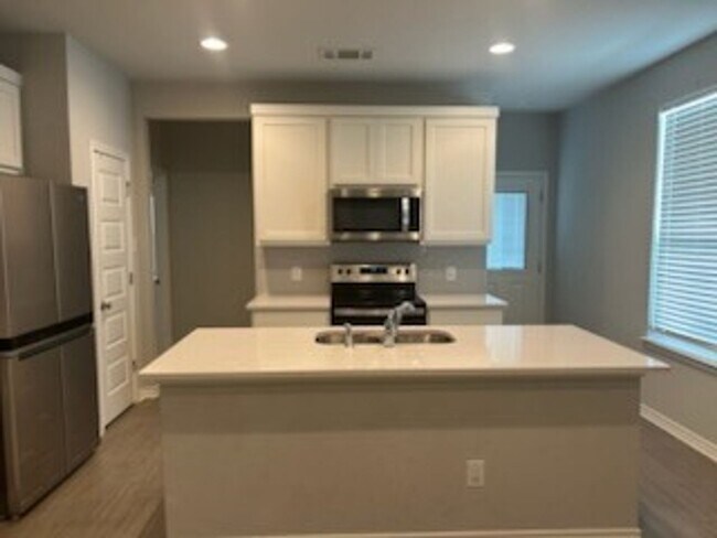 Building Photo - 4-bedroom 2-bathroom house for rent! HOUSING ACCEPTED!