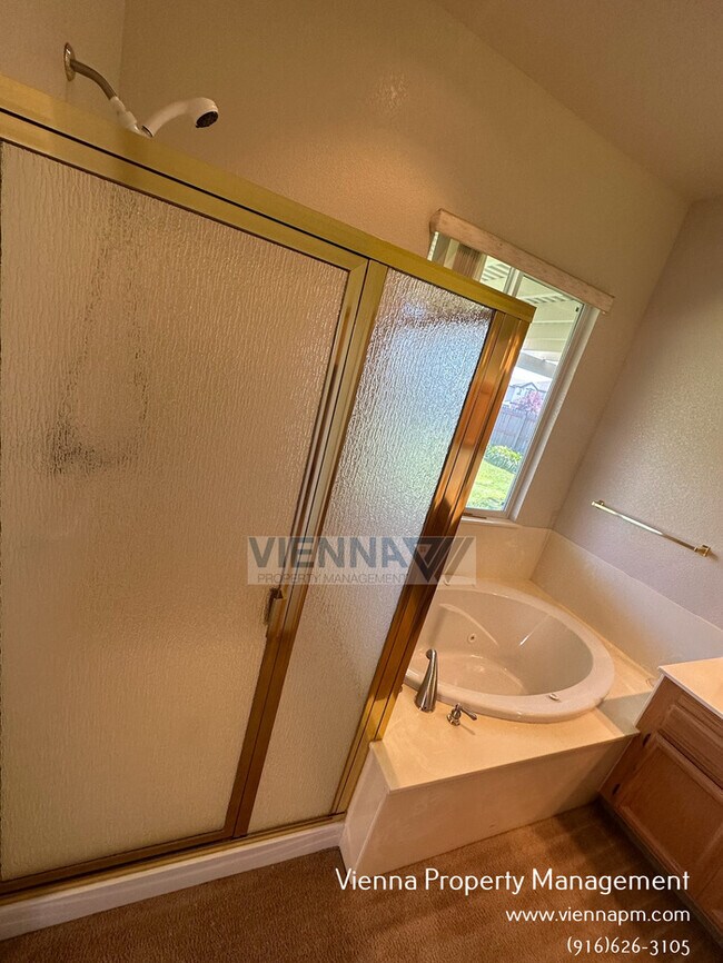 Building Photo - Gorgeous Lincoln Home in Great Neighborhood!