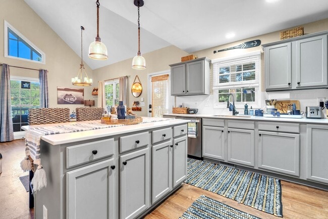 Building Photo - 219 E River Bend Dr