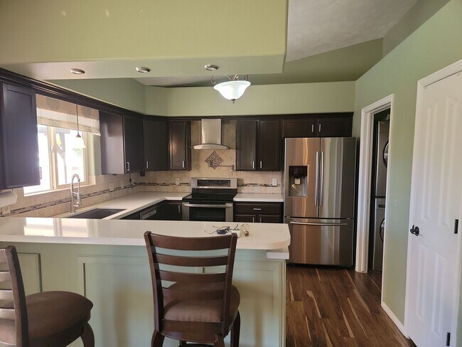 Building Photo - Stunning 4 Bedroom Home in Ivins with Red ...