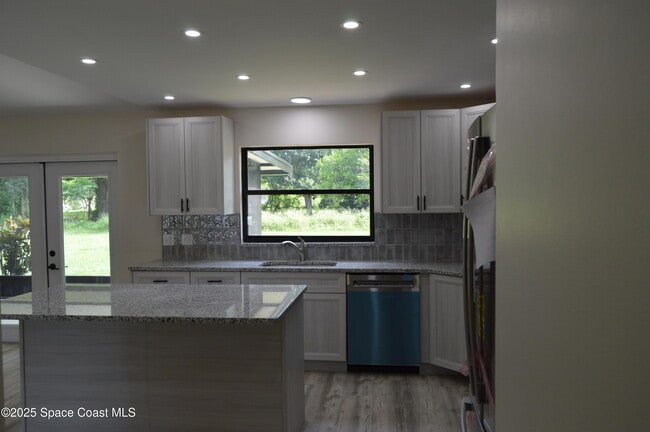 Building Photo - 4440 Sherwood Dr