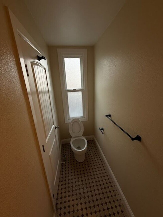 Building Photo - OPEN HOUSE: Sunday (4/5) 12:30pm-1:00pm. Renovated studio in Central Richmond, H/W Floors, Shared...