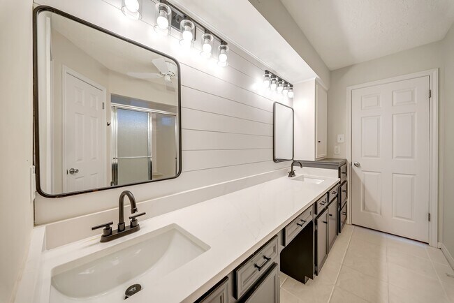 Building Photo - 16326 Heatherdale Dr