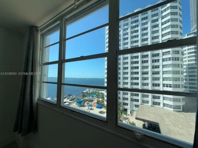 Building Photo - 801 Brickell Bay Dr