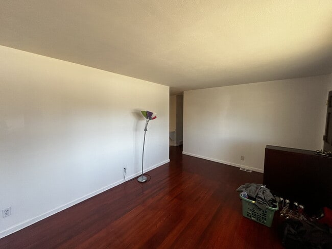 Building Photo - Available Immediately!  Spacious 6-Bedroom Retreat with 2 Full Baths in Charming Denver Locale!