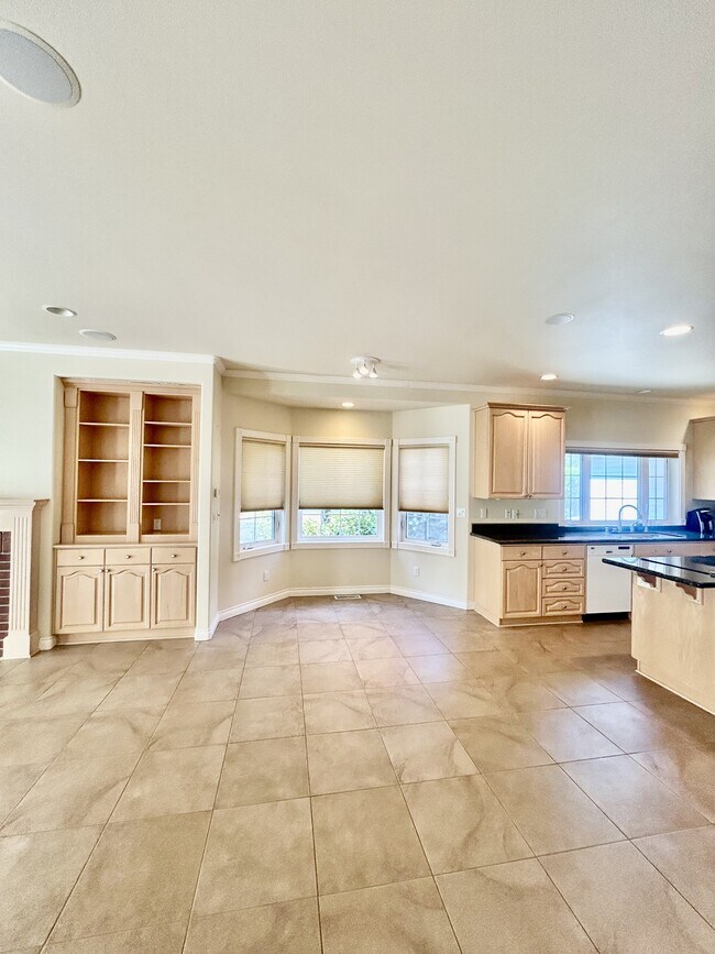 Building Photo - 560 E Maberry Dr