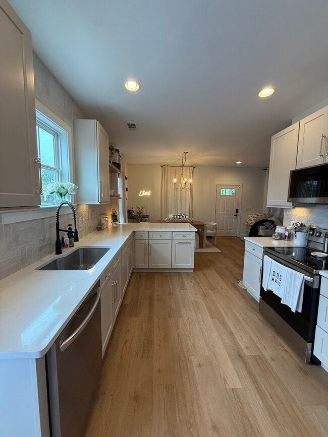 Building Photo - 711 32nd Ave N