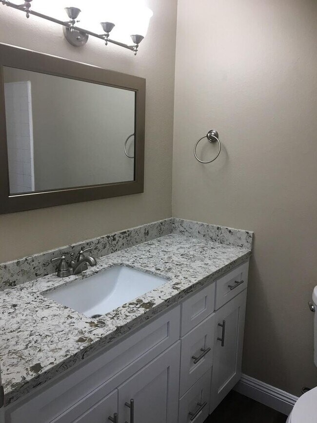 Building Photo - Beautifully remodeled 2 bed, 1 bath Condo!