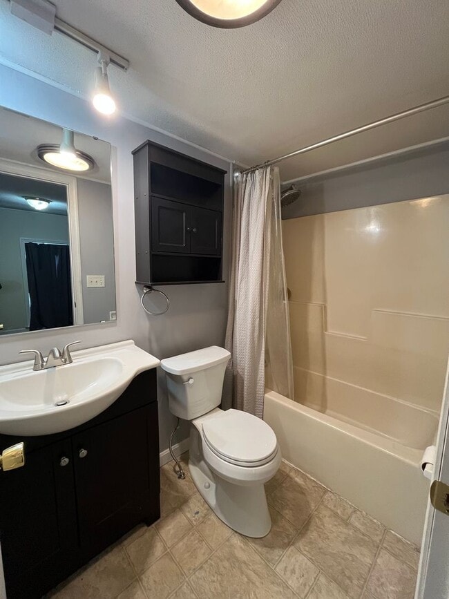 Building Photo - 3-bedroom, 2-bath single-family home located in Greencastle