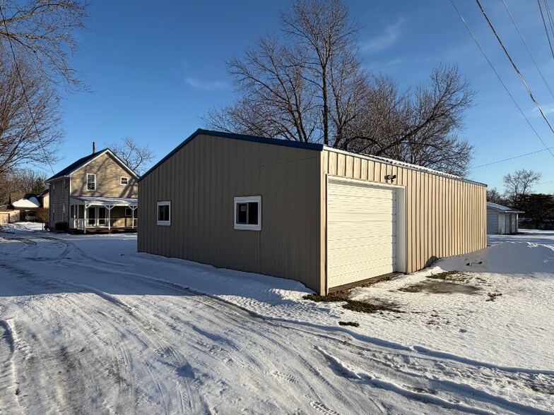 Building Photo - 321 Main St