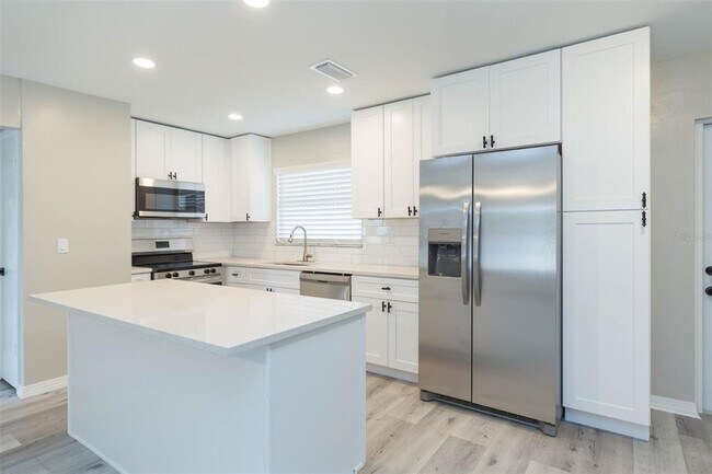 Building Photo - 7608 N Sanibel Cir