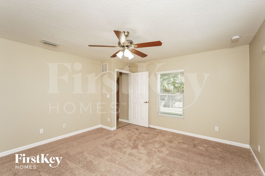 Building Photo - 283 SW Tulip Blvd