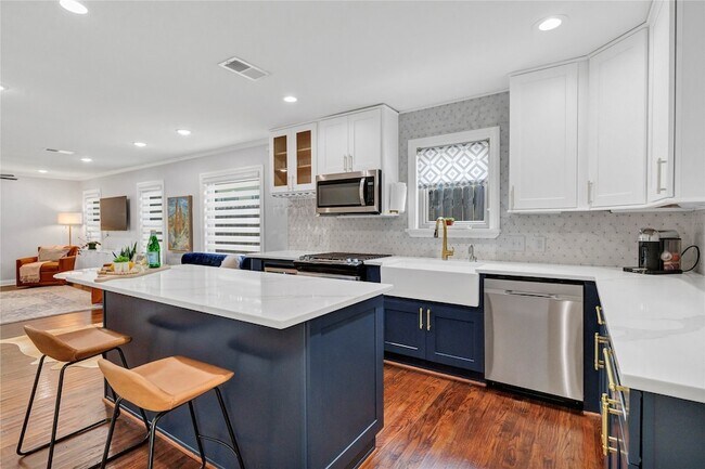 Building Photo - 3816 Collinwood Ave