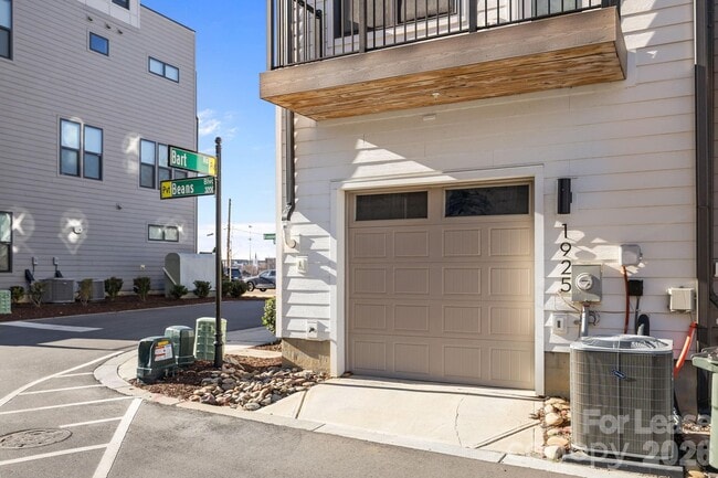 Building Photo - 1925 Dunavant St