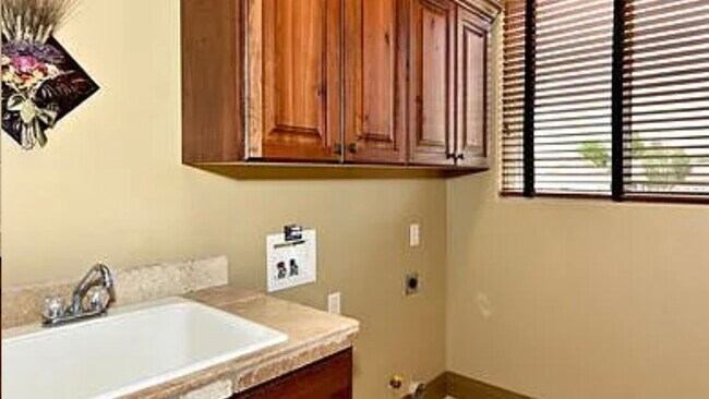 Building Photo - 1854 Stonebridge Dr