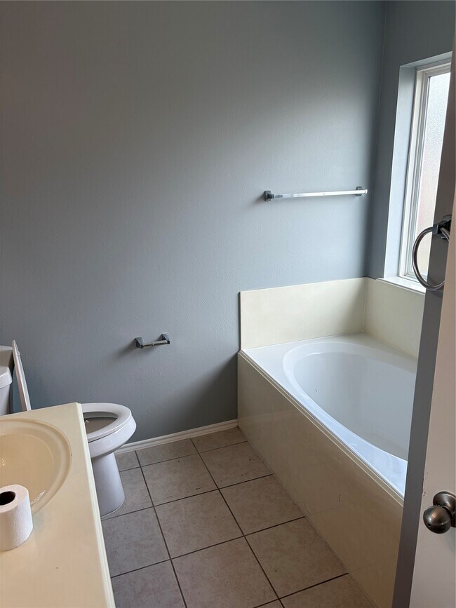 Building Photo - 7214 Crescent Mills Dr
