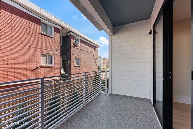 Building Photo - 215 2nd Ave