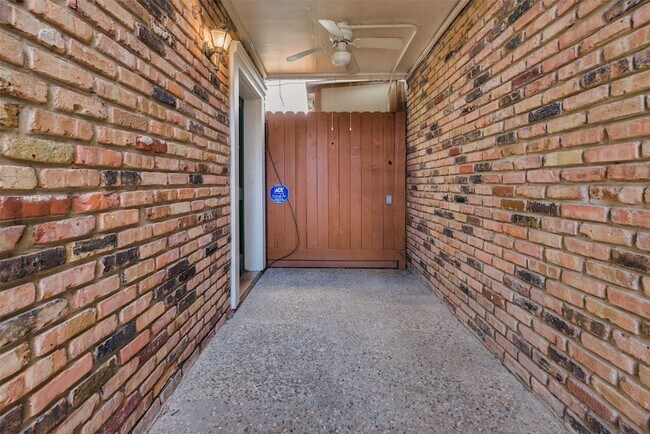 Building Photo - 2229 Mimosa Dr