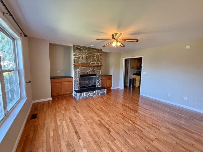 Building Photo - 1721 Honeysuckle Ln