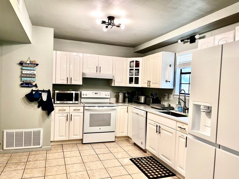 Building Photo - 2775 Bayview Way