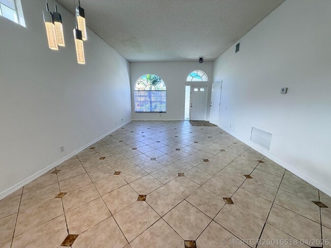 Building Photo - 133 Woodlake Cir