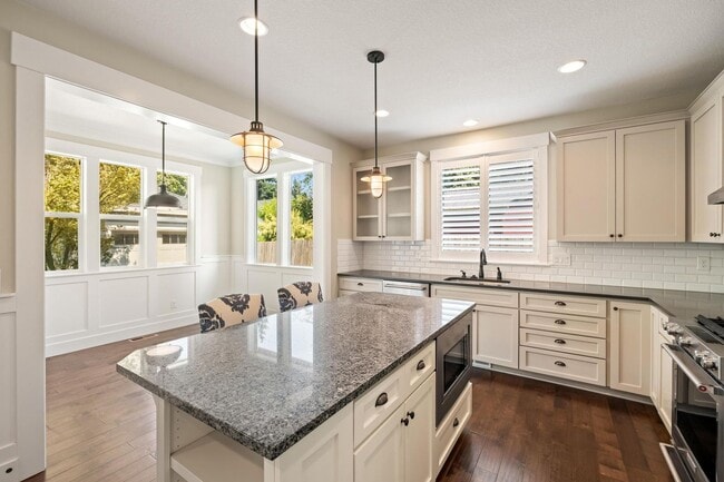 Building Photo - Spacious 4-Bedroom Dream Home – Perfect fo...