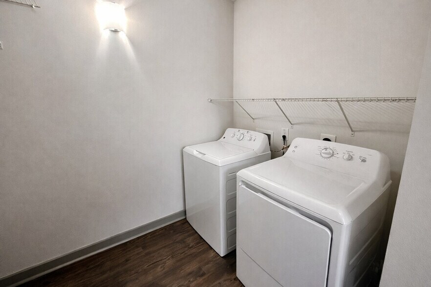 Building Photo - 501 Main St