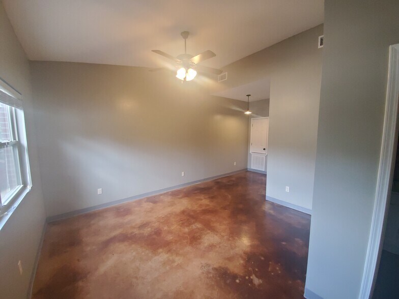 Entrance/ Living room - 1615 Aldersgate Rd