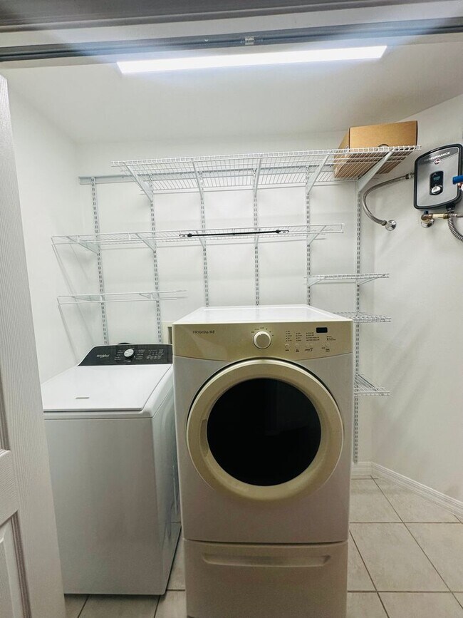 Building Photo - Beautiful 2/2 in Allen's Park available NOW