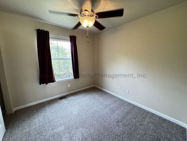 Building Photo - Gorgeous 3 Bedroom Townhouse Near Garden of the Gods