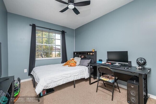 Building Photo - 5048 SW 136th Ave