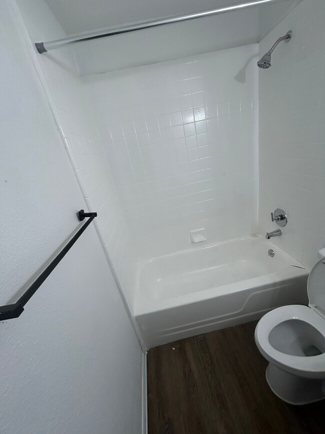 Main Bathroom Shower/Tub - 5110 Dumore Dr