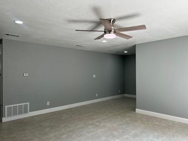 Building Photo - 7923 Oak Forest Dr