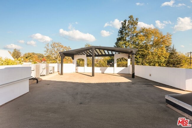 Building Photo - 345 S Saltair Ave