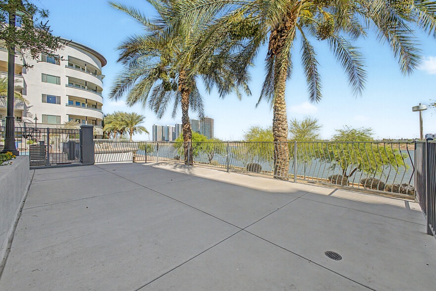 Building Photo - 945 E Playa del Norte Dr