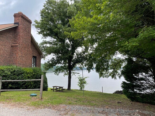 Building Photo - Three Bedroom Brick Ranch in Terrell with views of Lake Norman