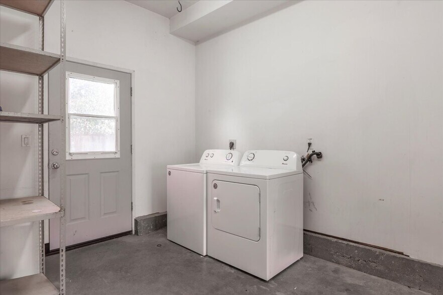 Building Photo - 1084 Portola Ave